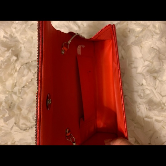 Red clutch - Picture 4 of 8
